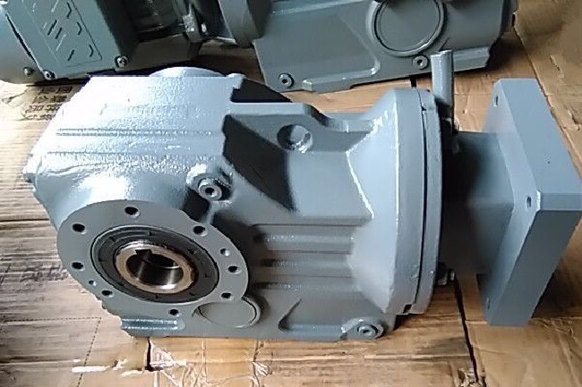 250W伺服電機(jī)減速機(jī)，帶動(dòng)2.5T噸伺服電機(jī)減速機(jī)